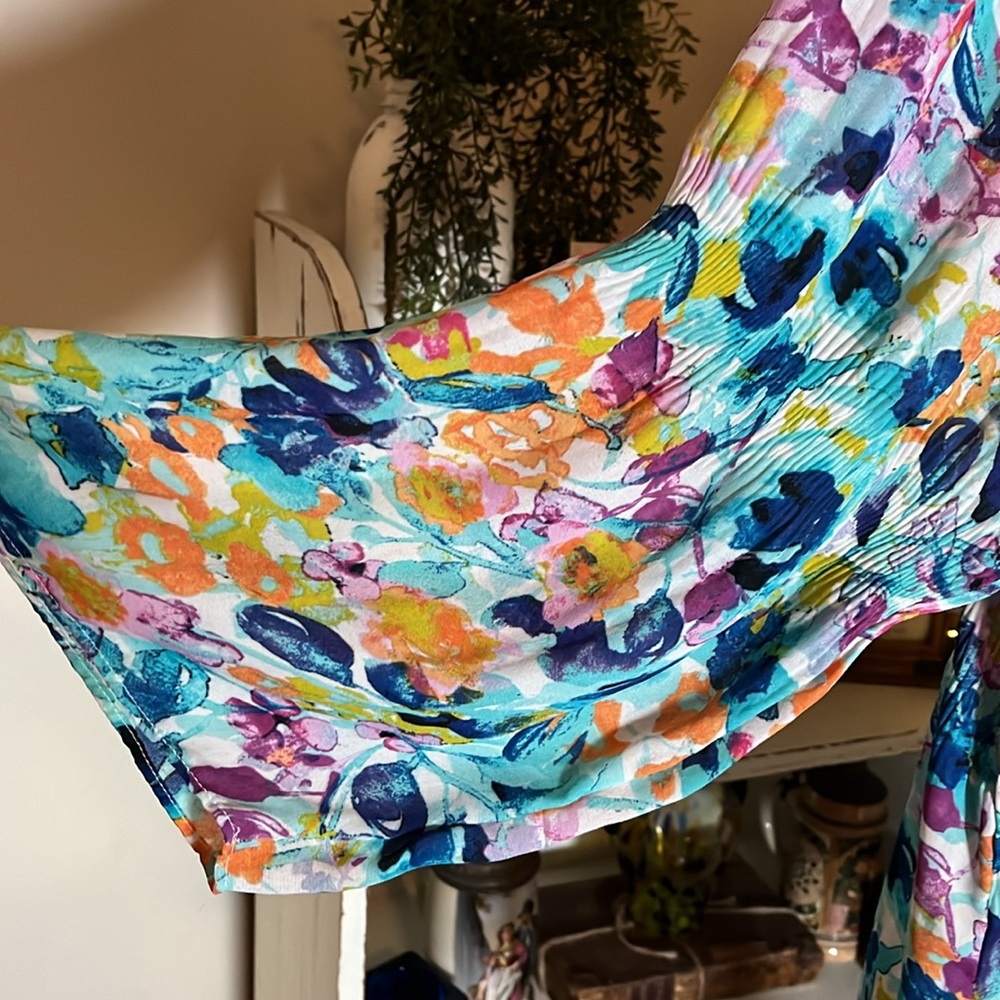 💙Spence L beautiful, watercolor, bright floral print, scoopneck bell sleeves EUC - Picture 3 of 5